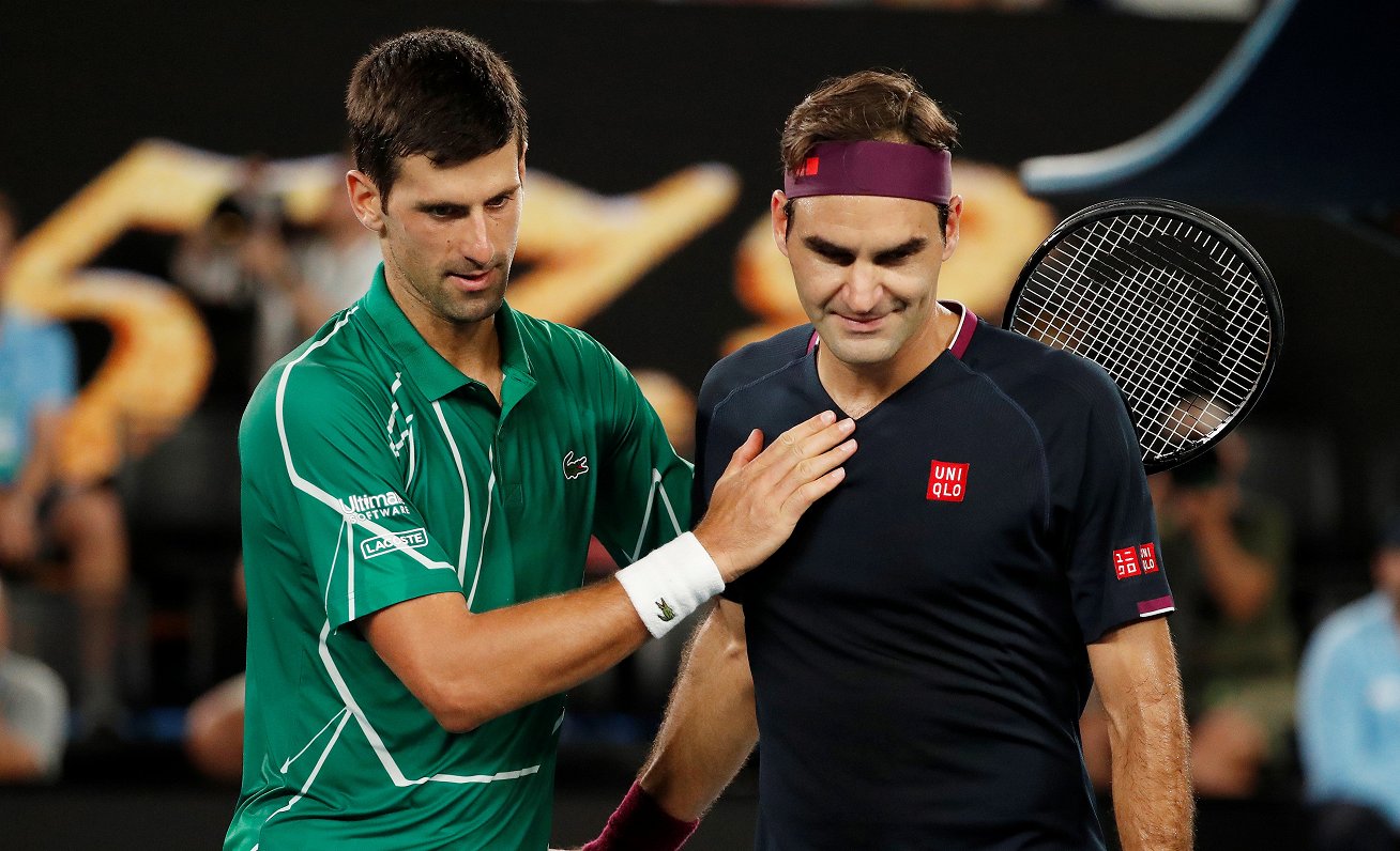 Novaks Džokovičs (pa kreisi) pēc spēles pateicas Rodzēram Federeram