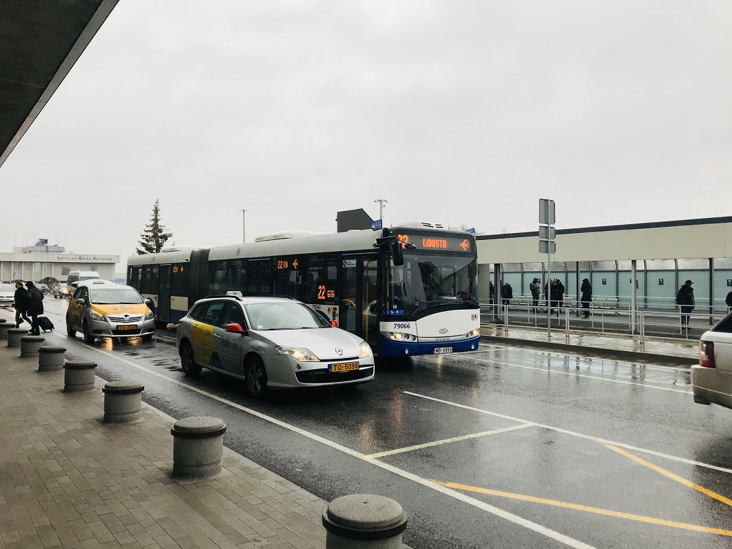 22-й автобус в аэропорту «Рига». Иллюстрация
