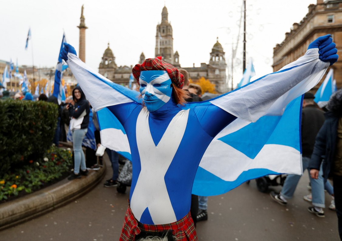 Skotijas neatkarības atbalstītājs demonstrācijā Glāzgovā 2019.gada novembrī