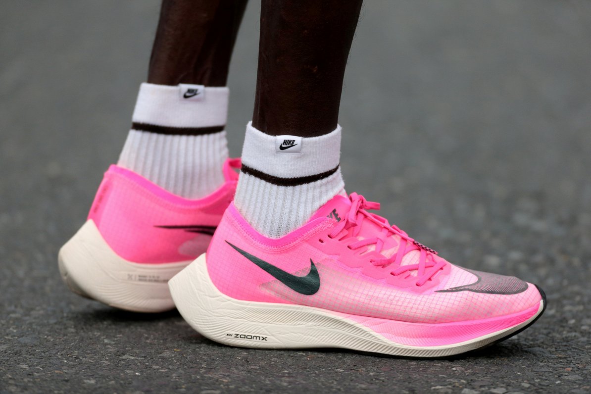 Skrējējs &quot;Nike Vaporfly&quot; apavos Dubaijas maratonā