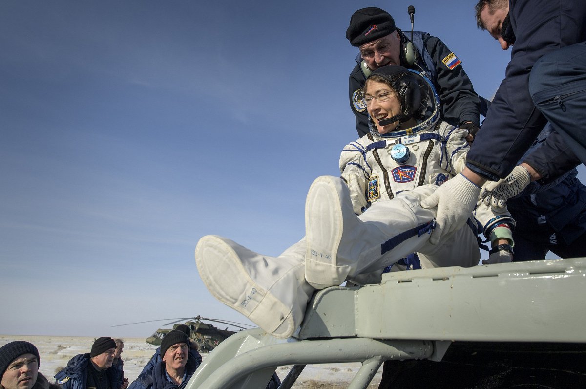 NASA astronaute Kristīna Koha, atgriežoties uz Zemes pēc gandrīz 11 kosmosā pavadītiem mēnešiem. 06....