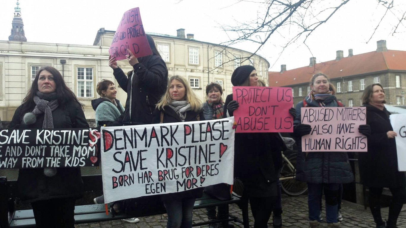 Пикет в феврале 2020 г. в поддержку Мисане в Дании у здания местного суда.