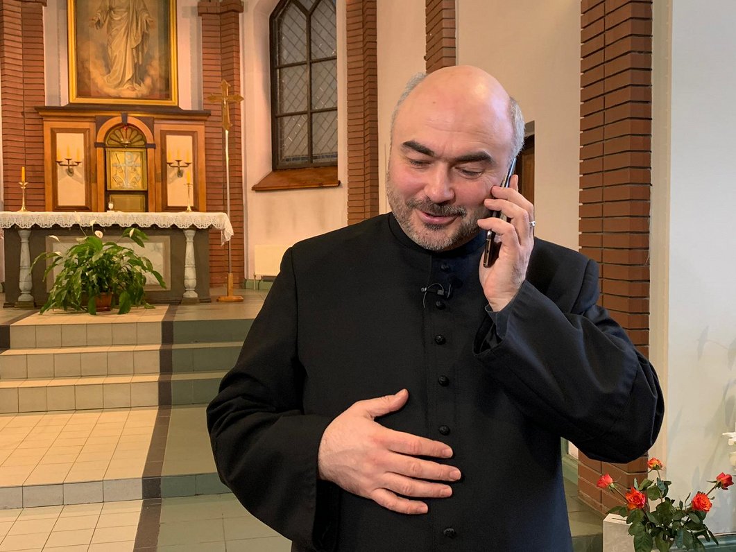 Priesteris Rasnacis sarunājas ar kādu interesentu par gredzenu