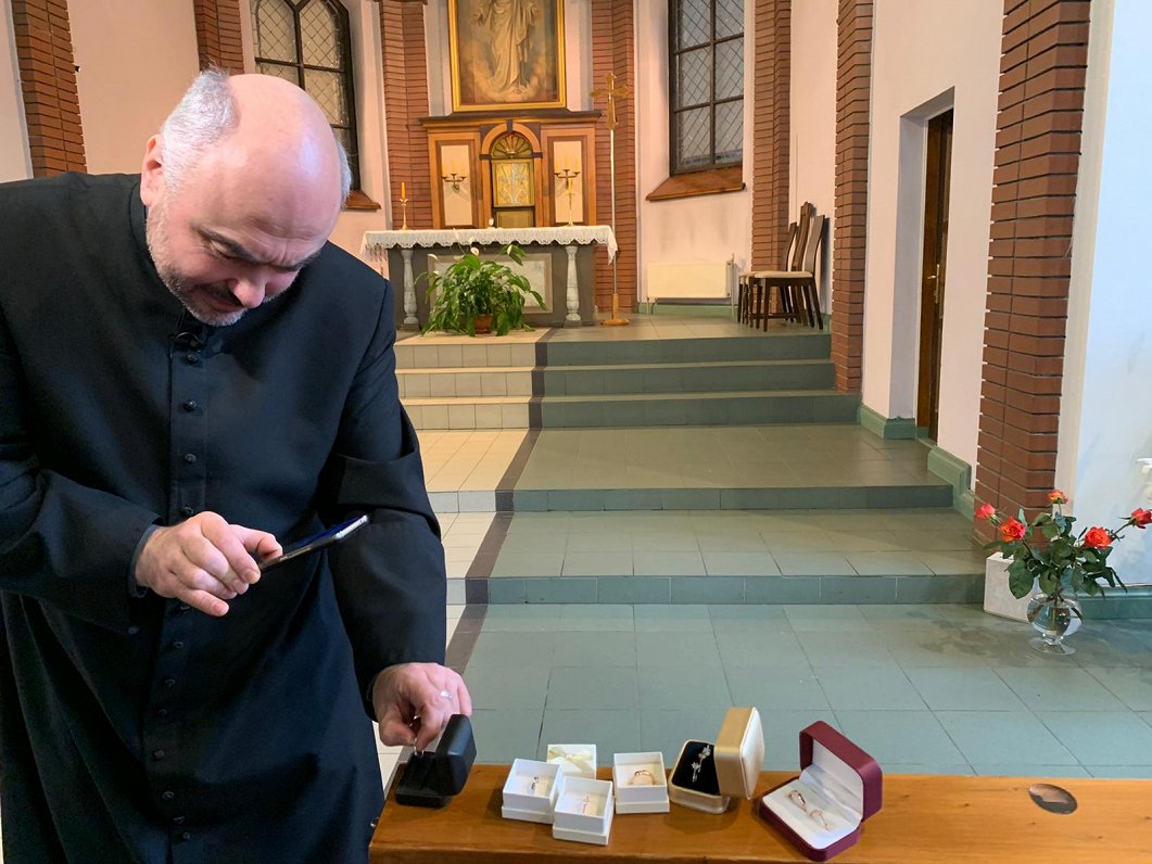 Priesteris Rasnacis fotografē un nosūta bilde interesentiem par gredzenu