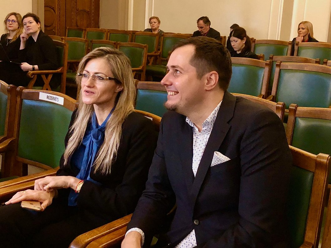 Žurnālisti Ieva Kalderauska un Jāni Eglītis pirms Saeimas balsojuma par viņu apstiprināšanas NEPLP l...