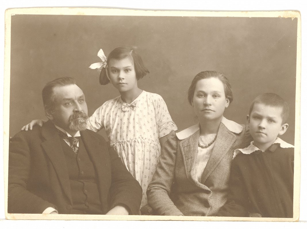 Mērija un Jānis Grīnbergi ar bērniem Mēriju un Emanuelu Pēterbugrā, 1918. gads.
