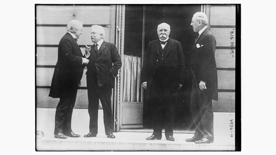 На снимке т.н. «большая четверка» (слева направо): британский премьер Дэвид Ллойд-Джордж, премьер Ит...