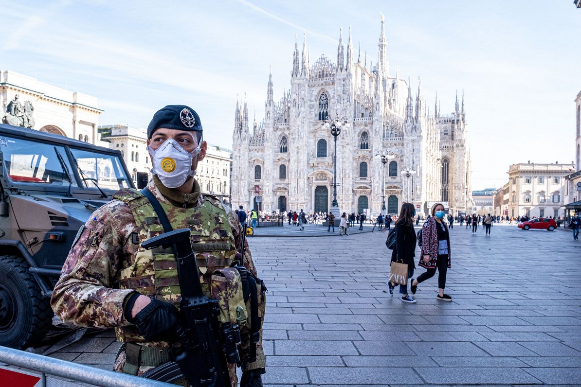 Militārpersona Itālijas pilsēta Milānā, kurā noteikti ierobežojumi &quot;Covid-19&quot; izplatības d...