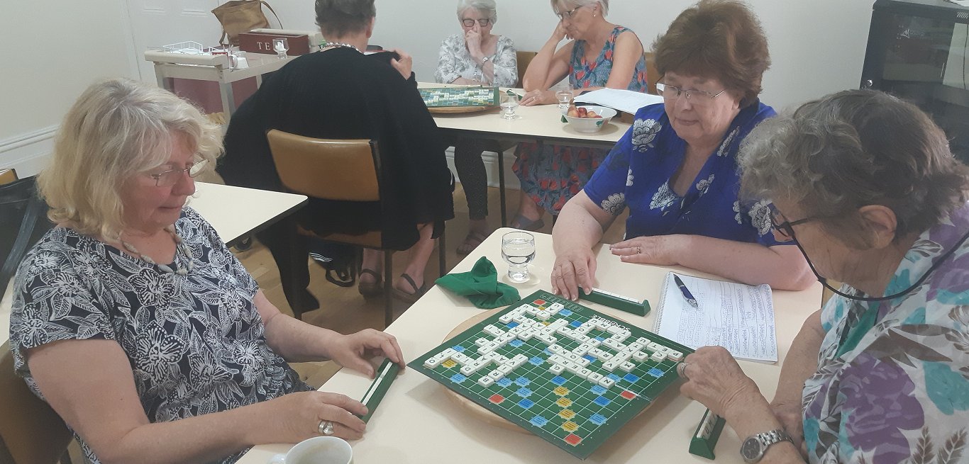 Latviešu tautības seniori ceturtdienās aizrautīgi spēlē krustvārdu spēli dzimtajā valodā.