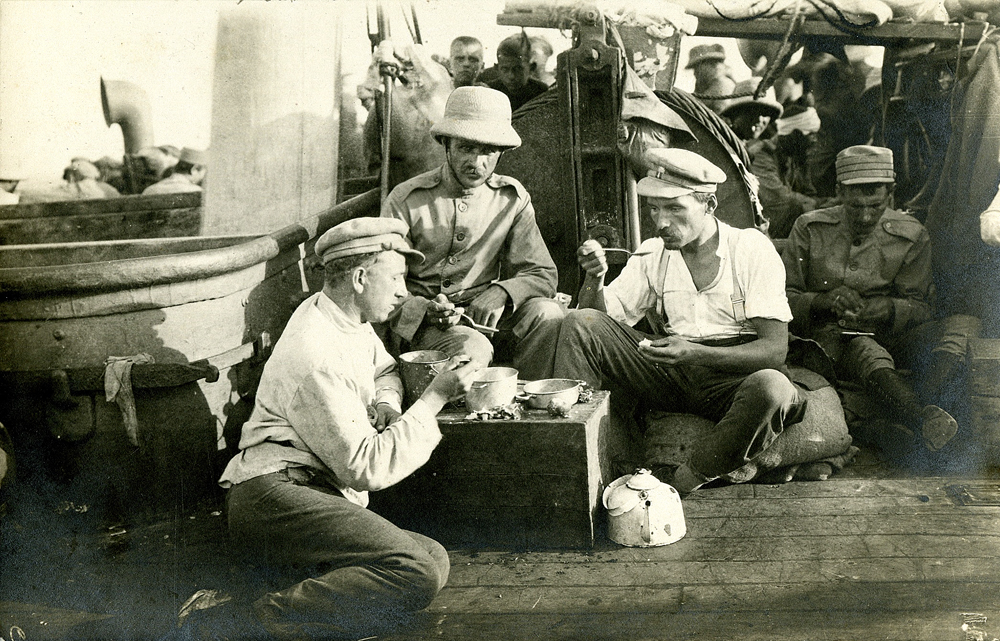 Imantas pulka karavīri 1920. gada vasarā uz kuģa ceļā uz Latviju.