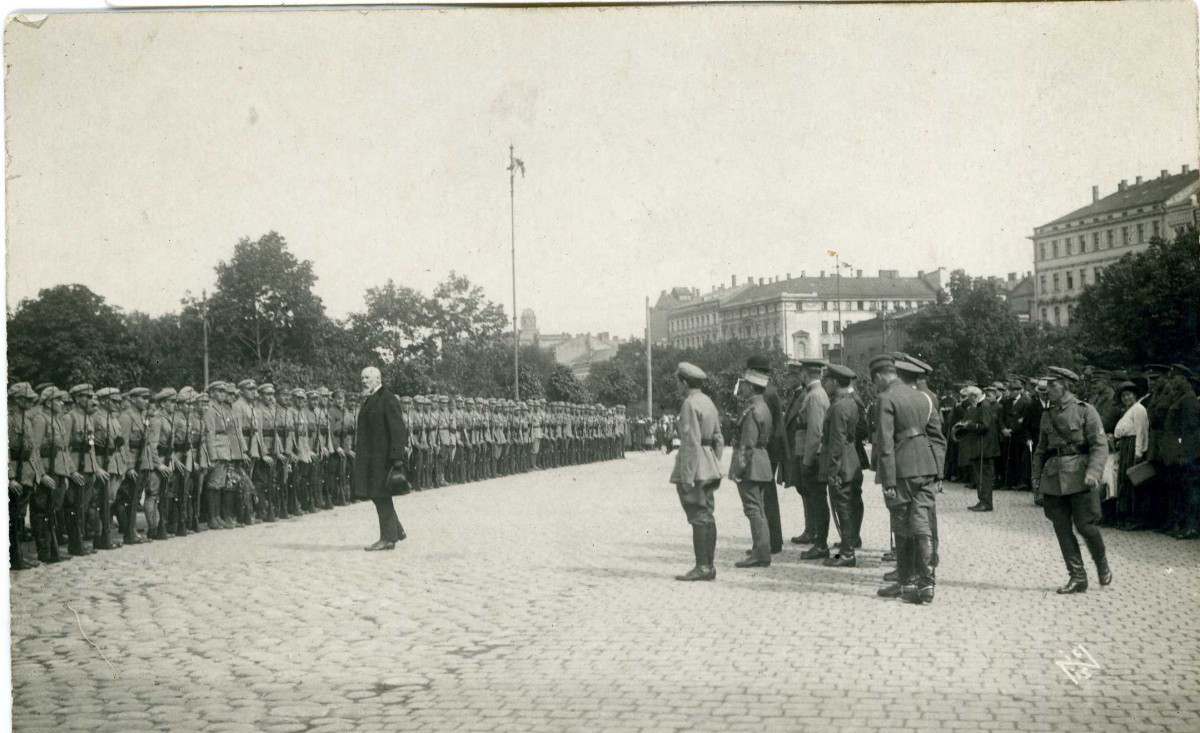 Satversmes sapulces priekšsēdētājs Jānis Čakste pieņem Imantas pulka parādi Rīgā 1920. gada 5. jūnij...