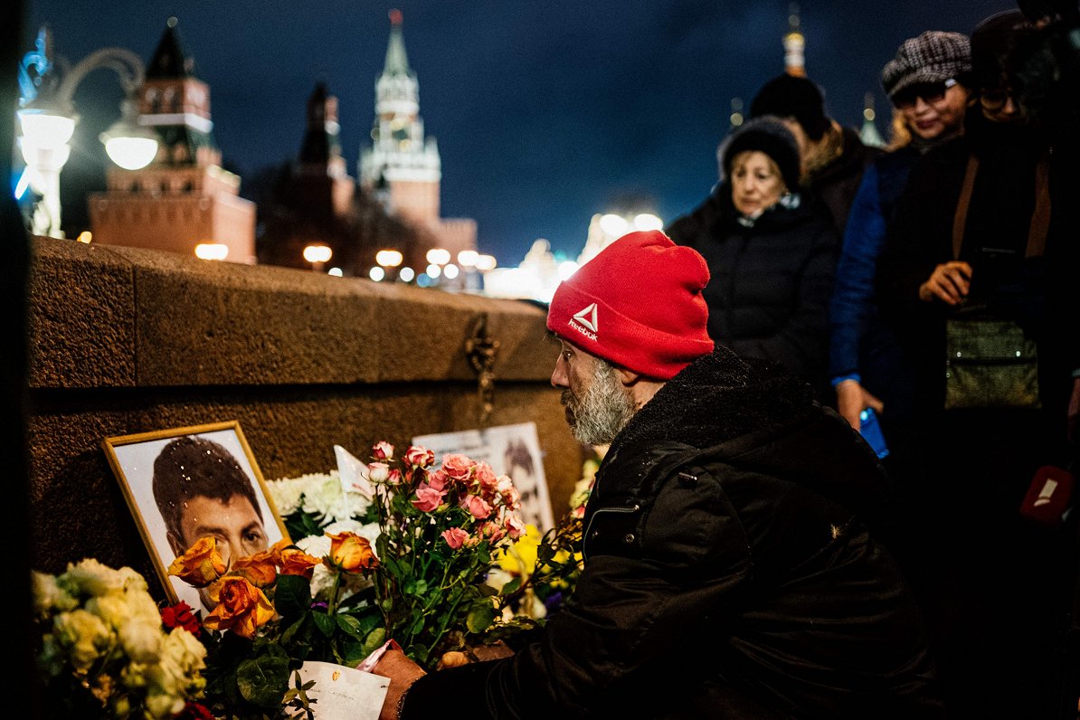 Cilvēki Maskavā noliek ziedus Ņemcova piemiņai (27.02.2020)