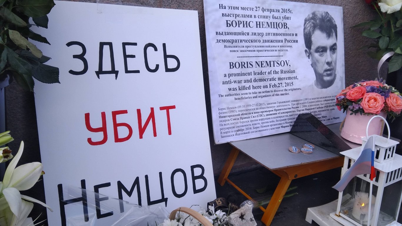 Maskavā piemin pirms pieciem gadiem nogalināto opozīcijas līderi Borisu Ņemcovu.