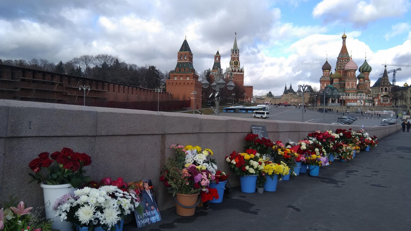 Maskavā piemin pirms pieciem gadiem nogalināto opozīcijas līderi Borisu Ņemcovu.