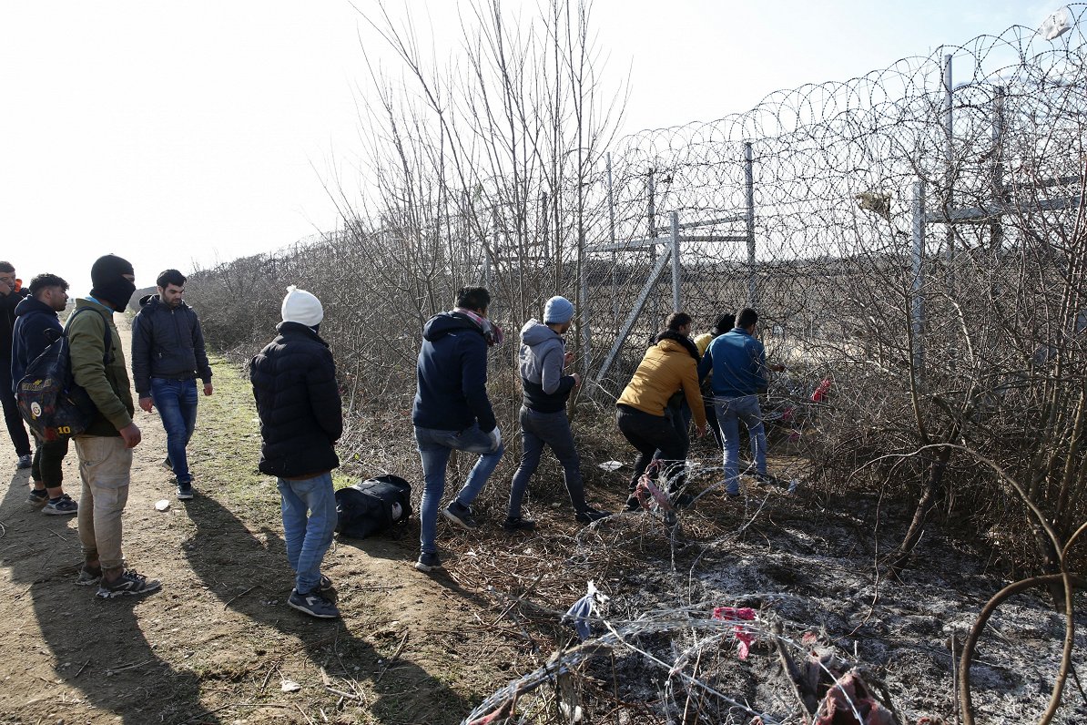 Migranti cenšas šķērsot Turcijas – Grieķijas robežu, 02.03.2020
