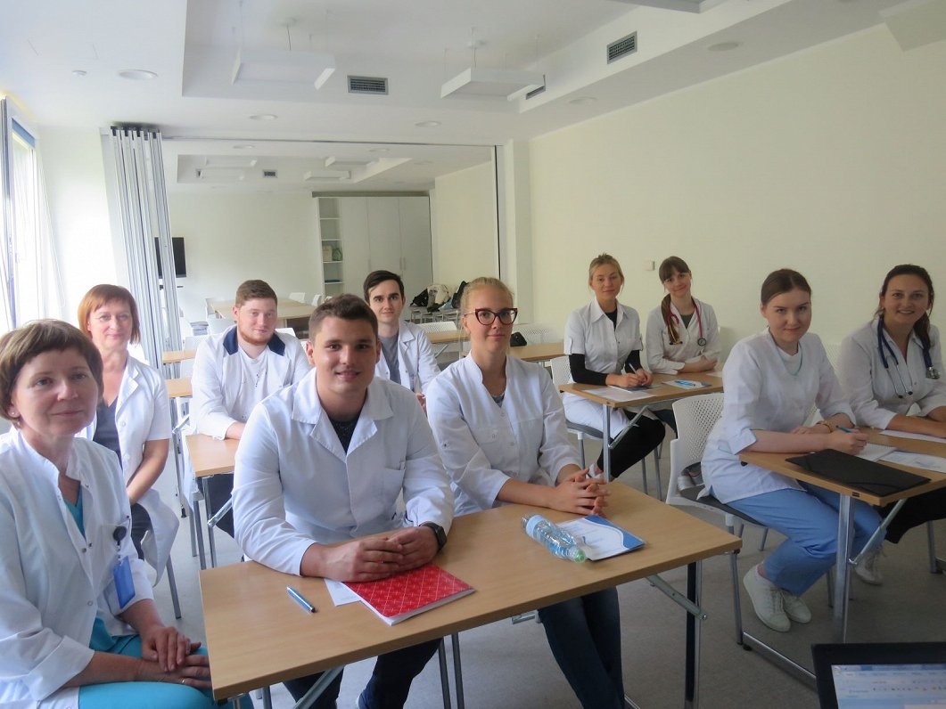 Attēlā RSU topošie ārsti apgūst studiju kursu Valmierā