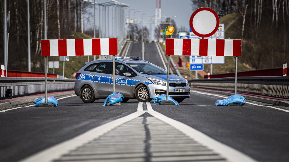 Автомобиль польской полиции блокирует дорогу на границе с Германией, КПП Лекница—Краушвиц. 16 марта...