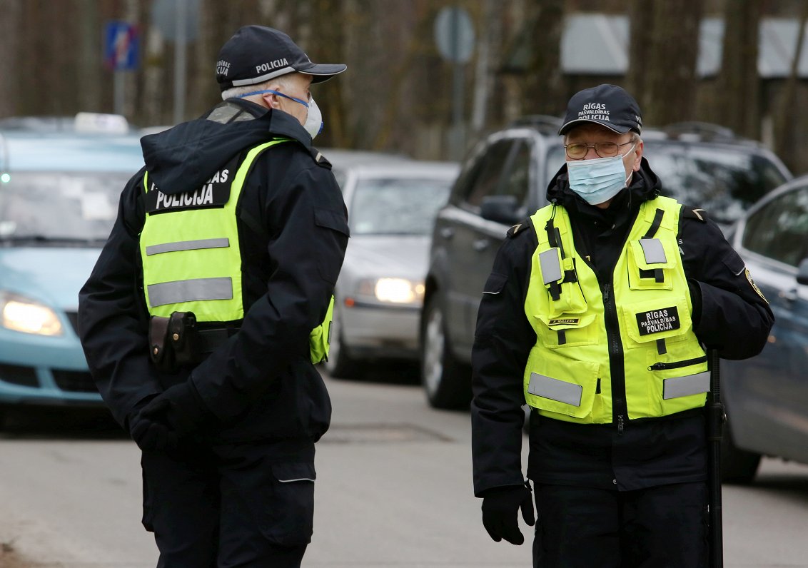 Policisti sejas maskās Covid-19 uzliesmojuma laikā, 2020. gada pavasaris.