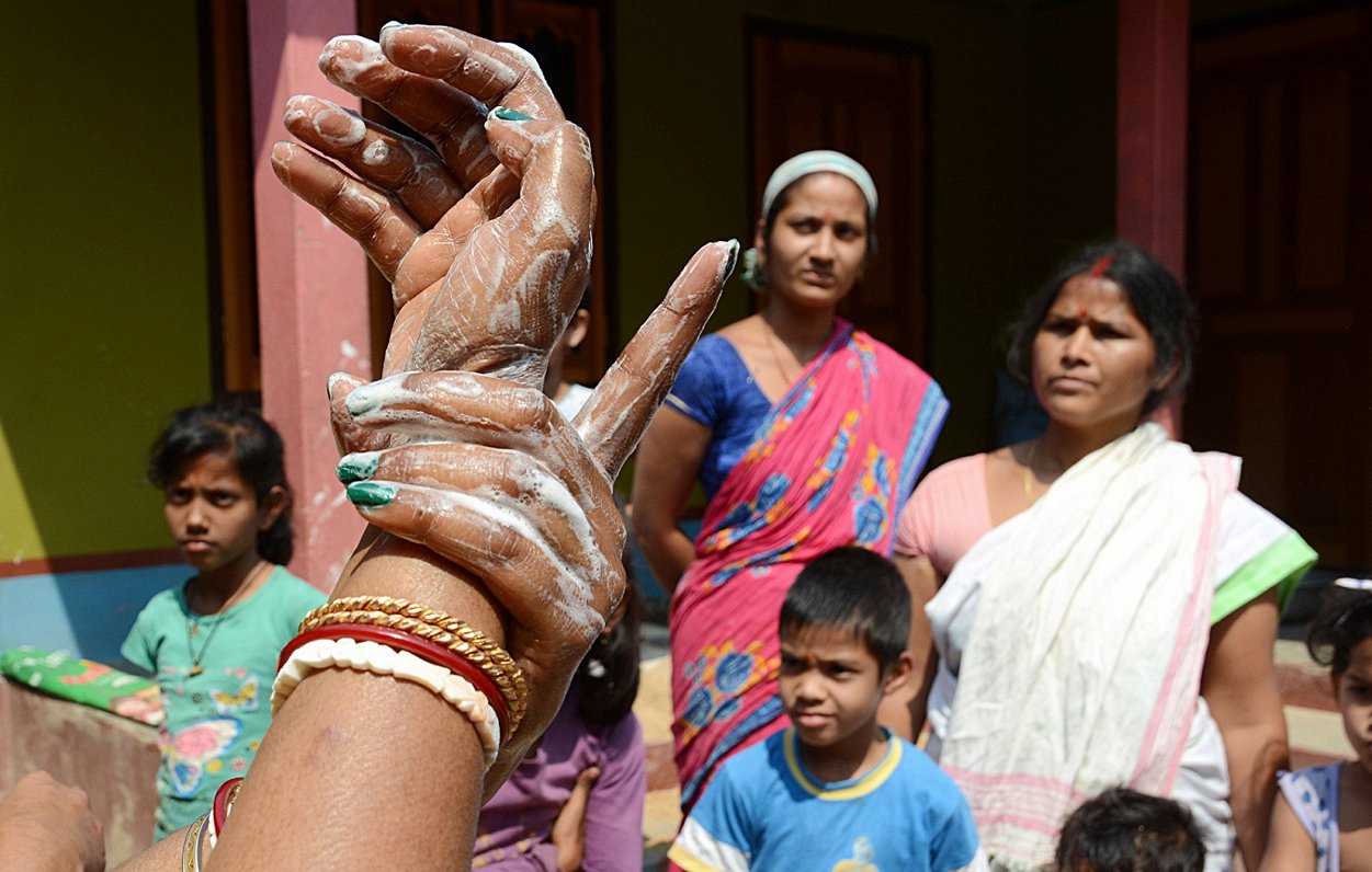 Indijā cilvēkus informē par pareizu roku mazgāšanu (18.03.2020)