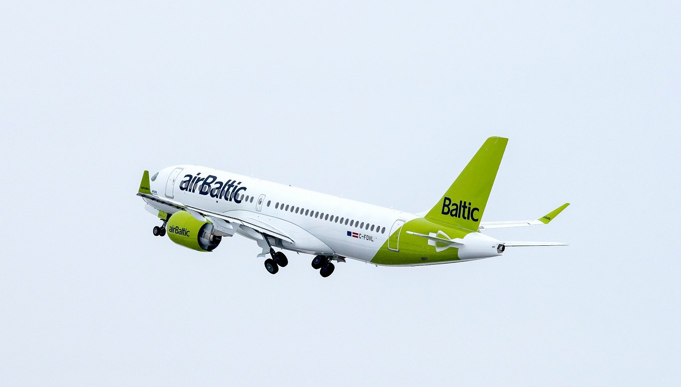Avio kompānijas &quot;airBaltic&quot; pasažieru lidmašīna pacelšanās laikā