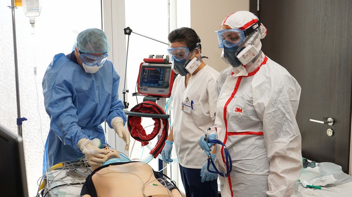 Latvian doctors undergo Covid-19 virus training