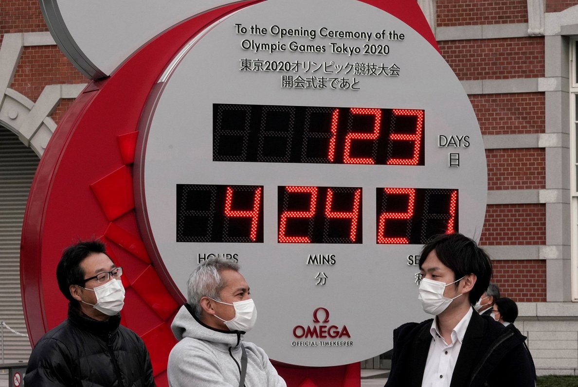 Pulkstenis pie dzelzceļa stacijas Tokijā skaita laiku līdz olimpiskajām spēlēm