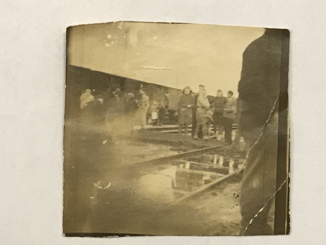 Kroju ģimene Ventspils dzelzceļa stacijā 1949. gada 25. martā