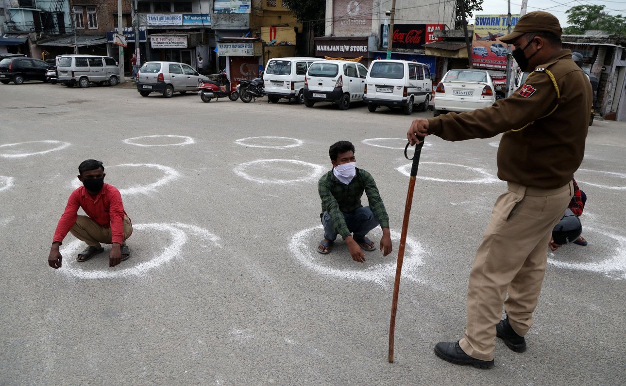 Policisti uzmana, lai Indijā cilvēki ievēro atstatumu