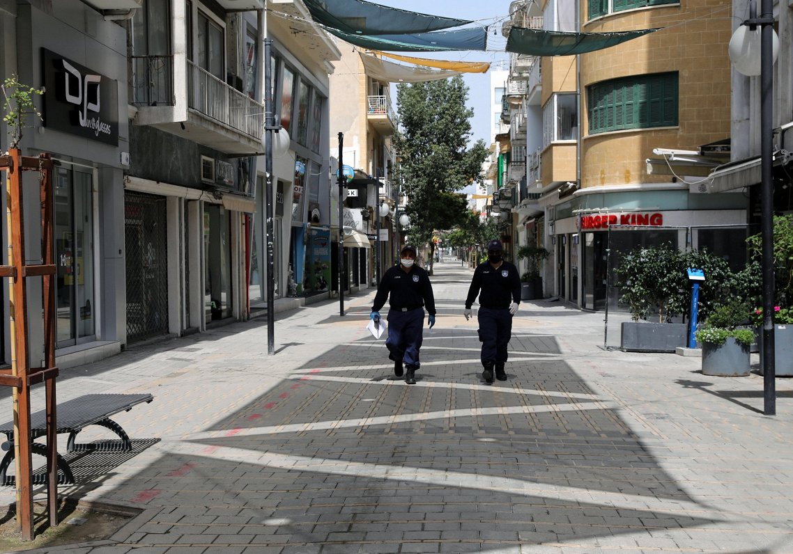 Tukšās ielas un policisti Kiprā, kur Covid-19 dēļ noteikti strikti ierobežojumi. 2020.gada marts.