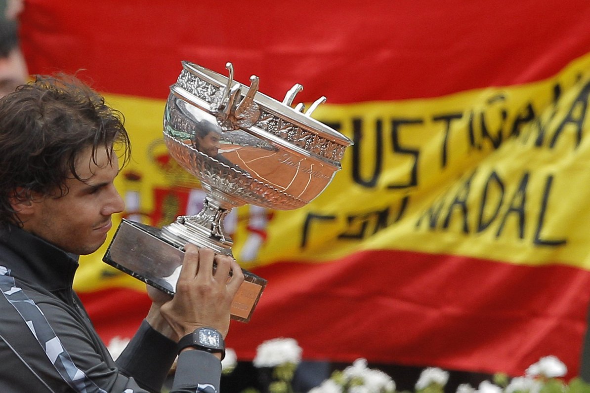 Rafaels Nadals ar Francijas atklātā čempionāta uzvarētāja kausu
