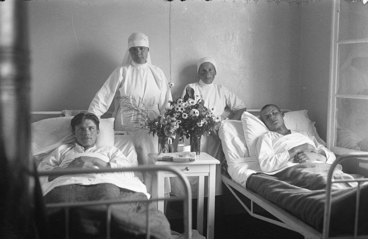 Пациенты и медсестры Стренчской больницы. 1920-е годы.