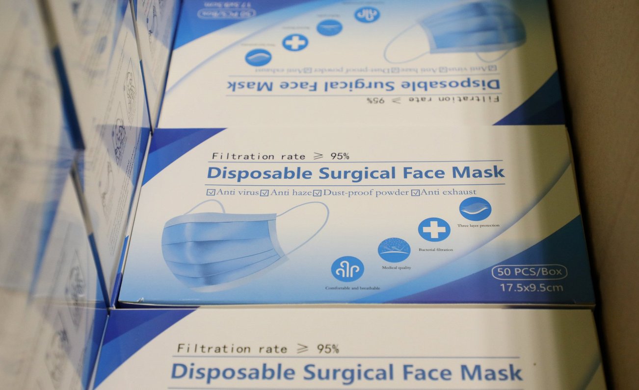 Paula Stradiņa klīniskā universitātes slimnīca saņem sejas maskas un respiratorus (30.03.2020)