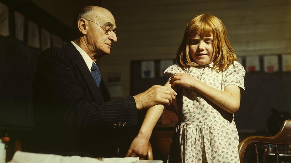 Сельский врач делает прививку ученице местной школы. Техас, США, 1939 год.