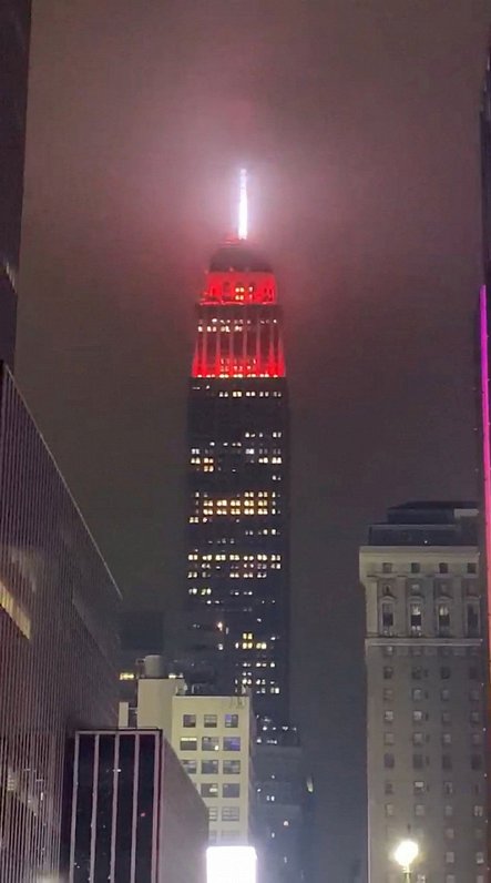 Par godu mediķiem, kas cīnās ar koronavīrusu, izgaismots debesskrāpis “Empire State Building”, 31.03...