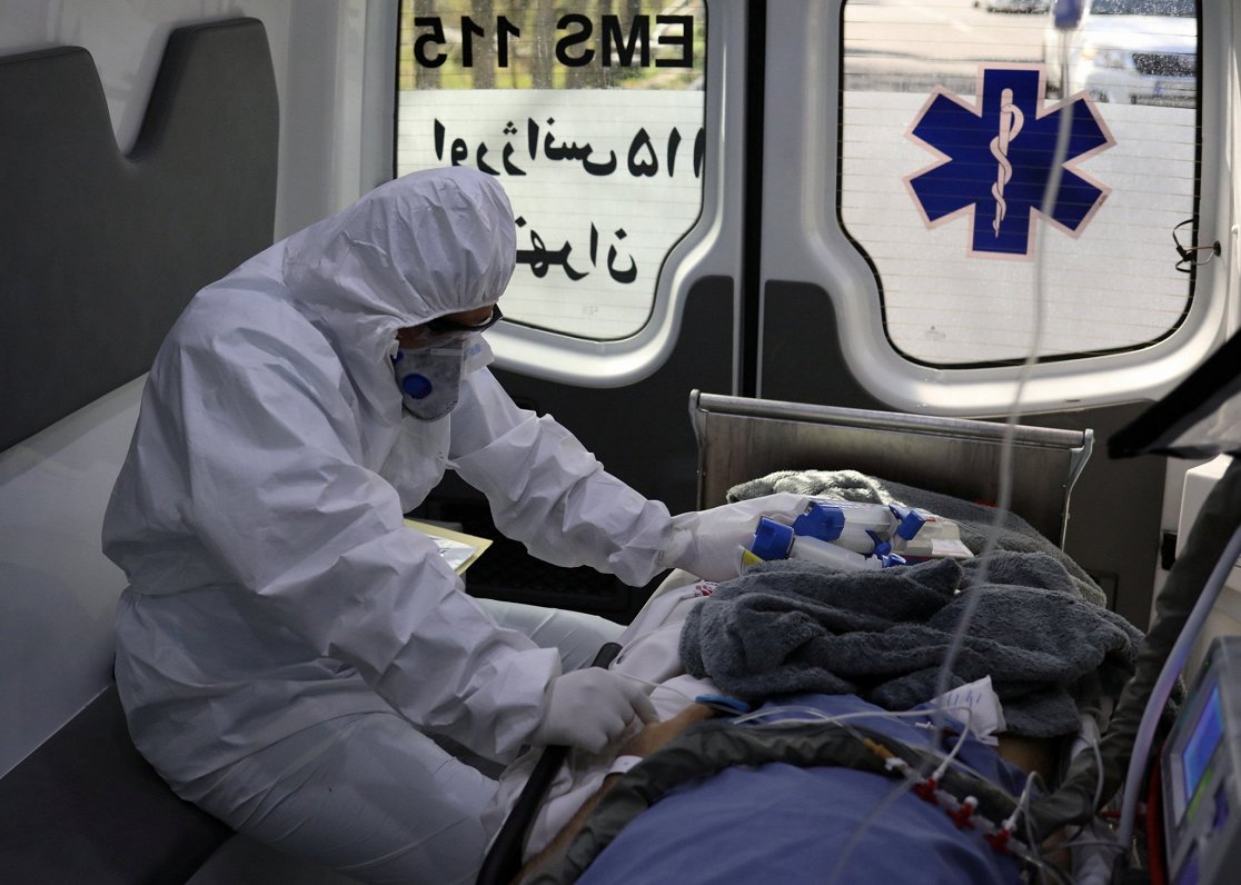 Mediķis neatliekamās medicīniskās palīdzības automašīnā Teherānā (31.03.2020)
