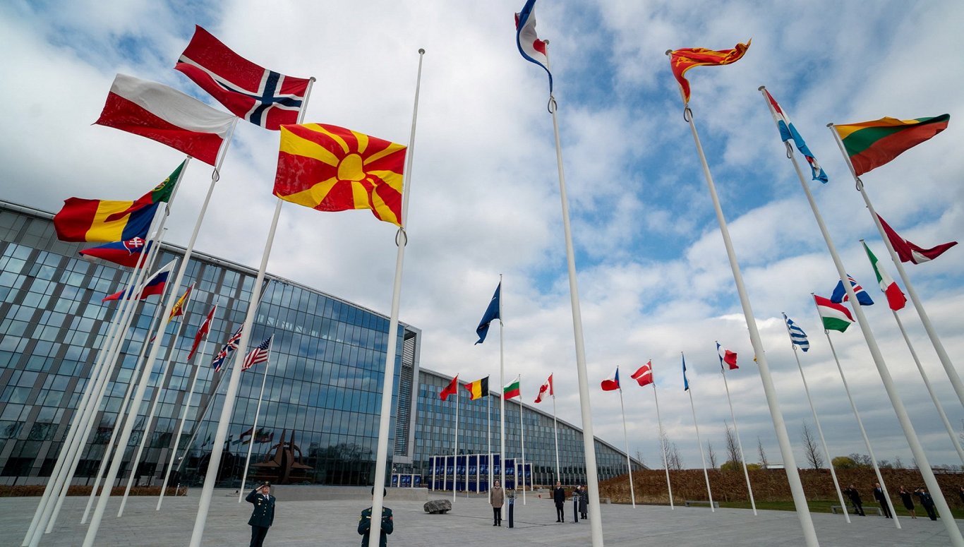Pie NATO mītnes pacelts Ziemeļmaķedonijas karogs, 30.03.2020.