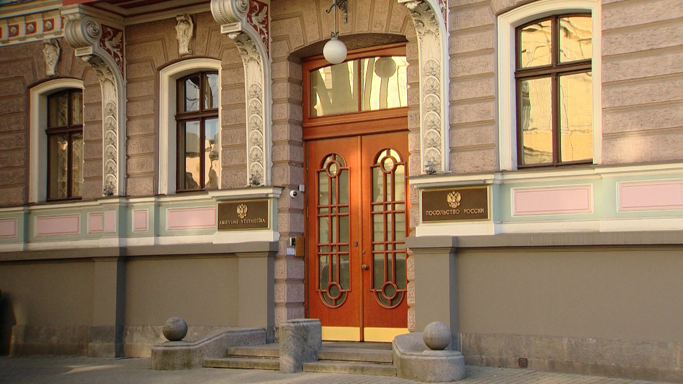 Krievijas vēstniecības ēkas ieeja Rīgā.