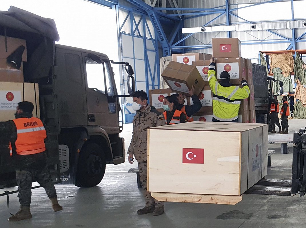 Spānijas karavīri izkrauj Turcijas sūtīto palīdzības kravu. 01.04.2020.