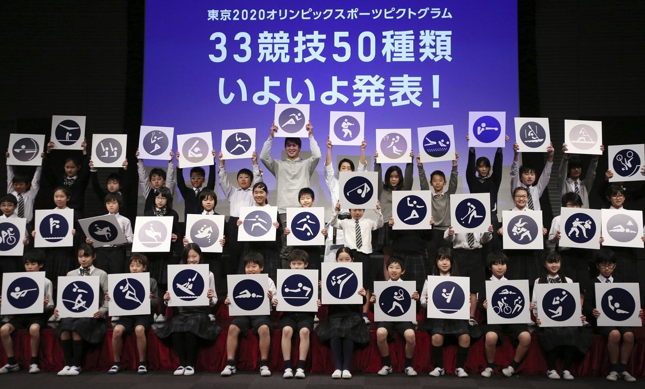 Skolēni Japānā ar Tokijas olimpisko spēļu sporta veidu piktogrammām