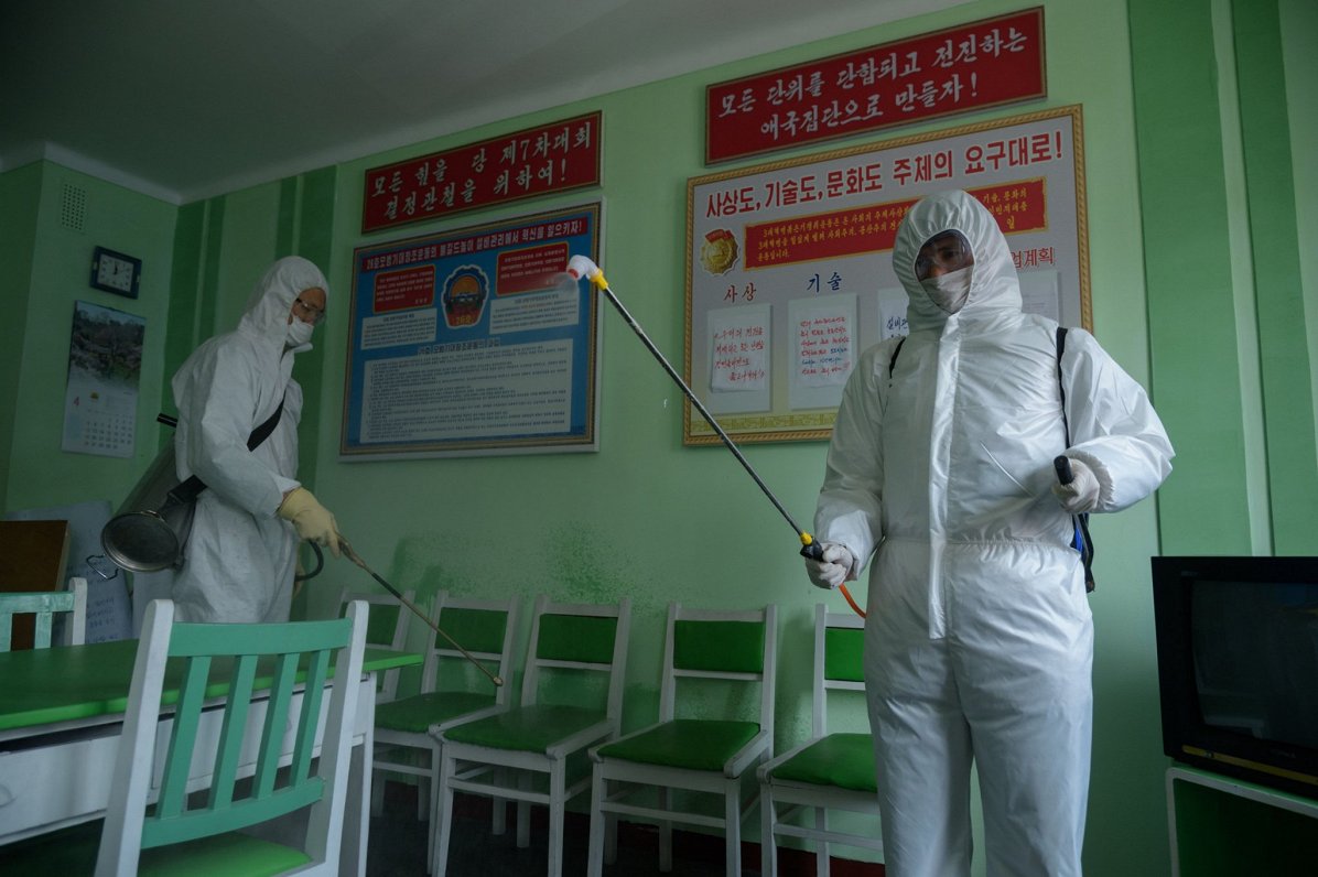 Dezinfekcija slimnīcā Ziemeļkorejā.