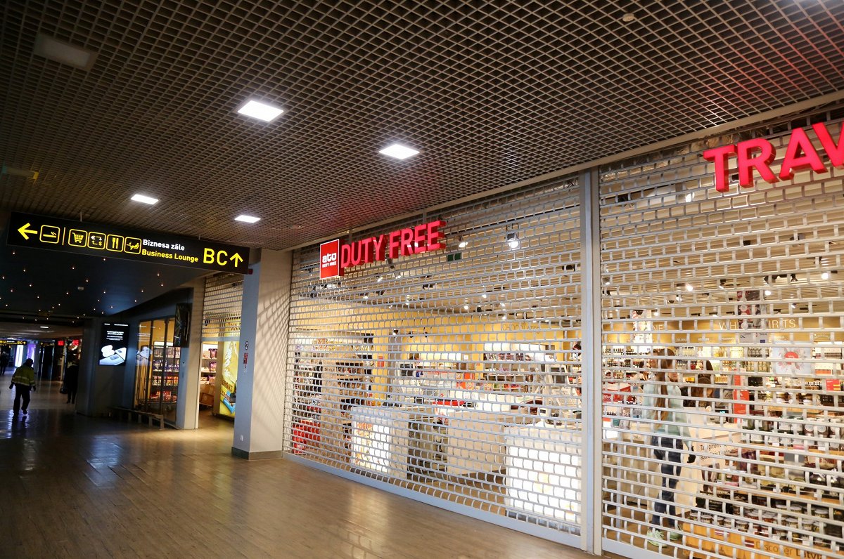 Rīgas lidostā slēgts veikals