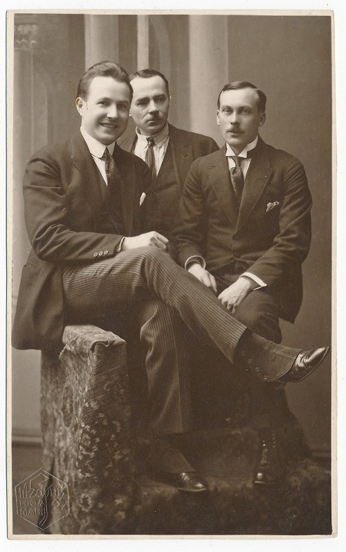 Latgaliešu jaunieši Rīgā, pirmais no kreisās J. Trasuns, Pīters Kulšs (1886–1941), Staņislavs Jaudze...