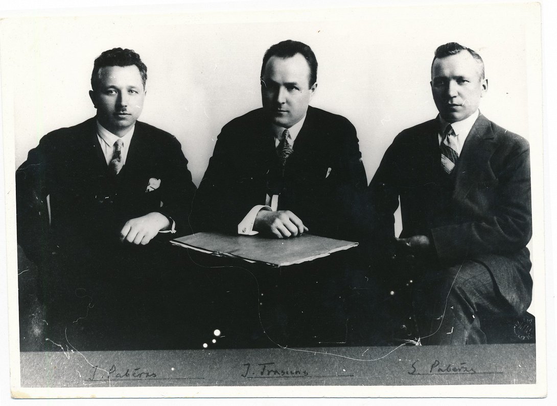 Latgales sabiedriskie un politiskie darbinieki. Pirmais no kreisās J. Pabērzs, J. Trasuns, Sebastjan...