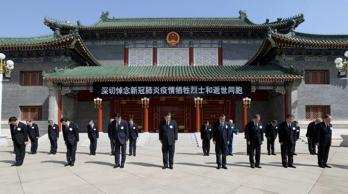 Ķīnas līderi ievēro klusuma brīdi Covid-19 upuru piemiņai, Pekina, 04.04.2020