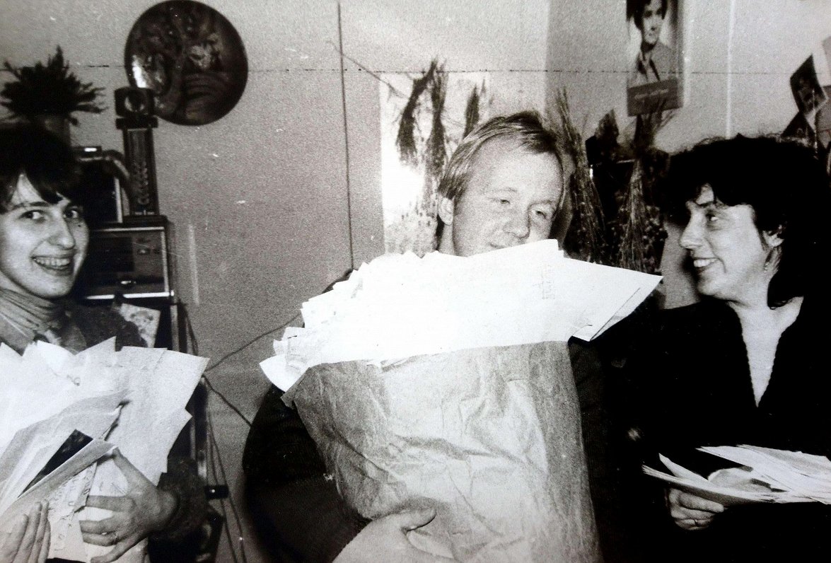 Ingvilda Strautmane, Dzintris Kolāts and Sandra Glāzupa with sacks of listeners' letters