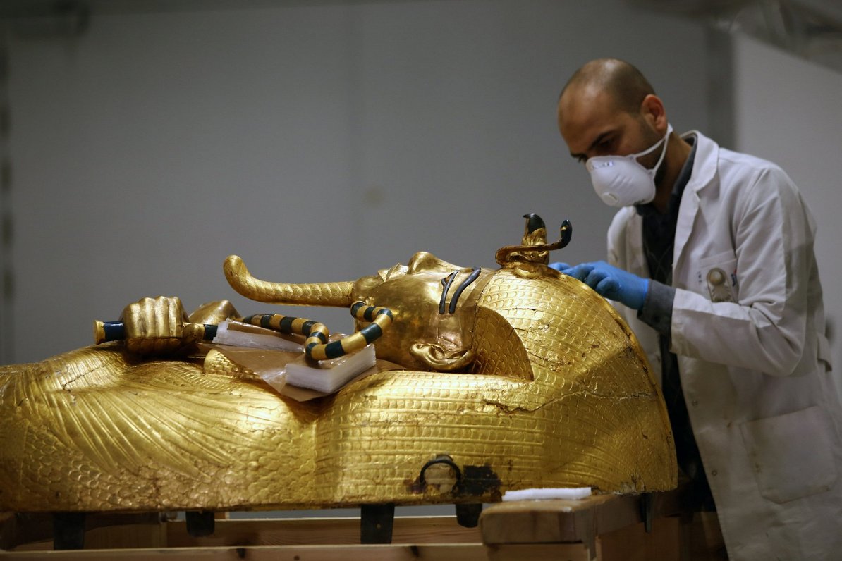 Arheologs strādā Ēģiptes vēstures muzejā, 13.04.2020