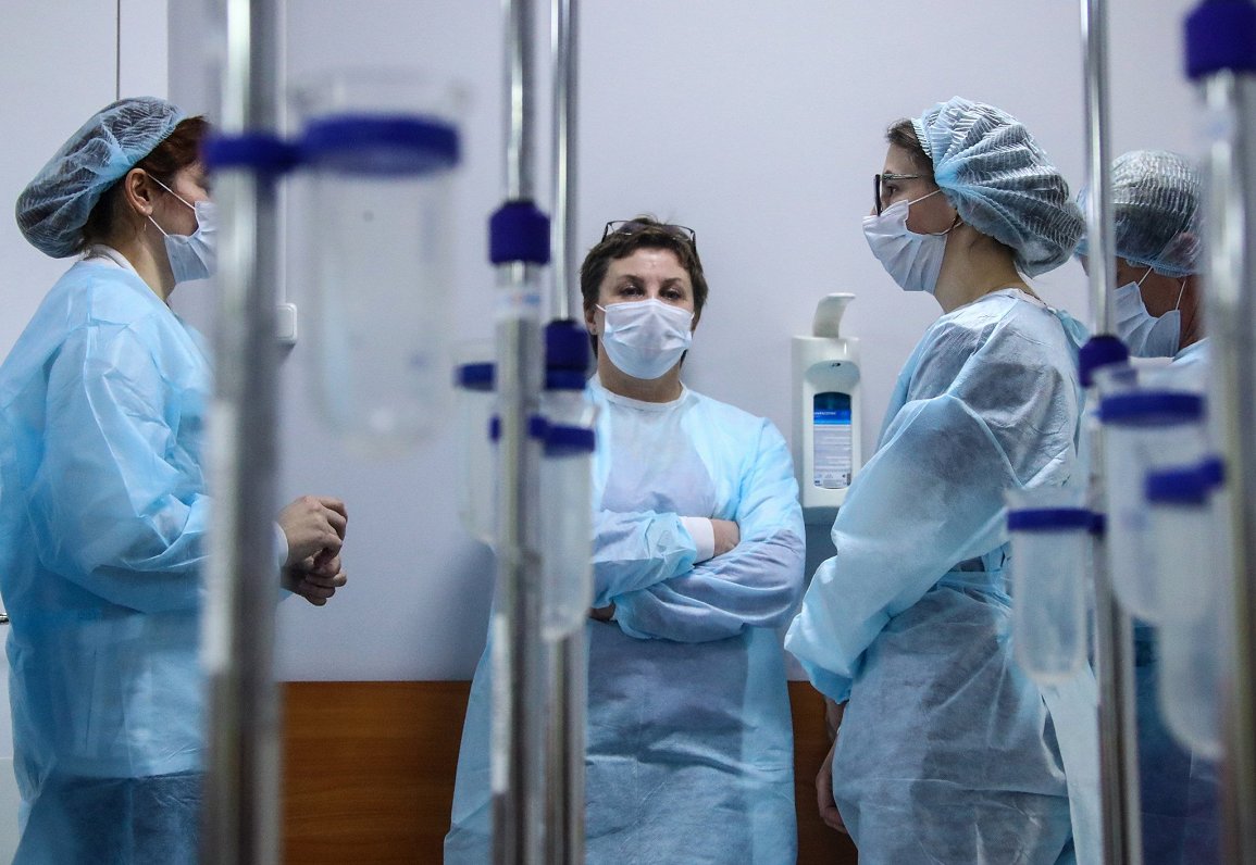 Speciāli Covid-19 slimniekiem iekārtotās Maskavas slimnīcas personāls. 2020. gada 14. aprīlis