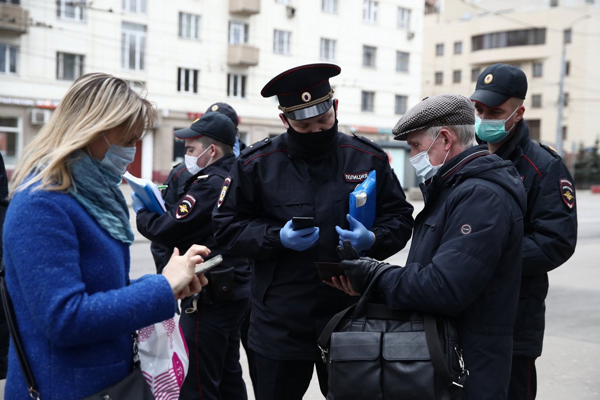 Policija Maskavā pārbauda caurlaides, 15.04.2020
