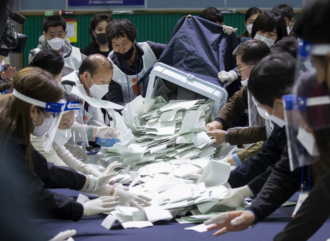 Dienvidkorejā Covid-19 pandēmijas apstākļos notiek parlamenta vēlēšanu balsu skaitīšana (15.04.2020)