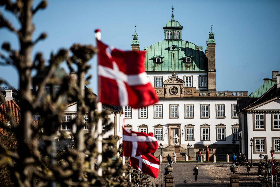 Karogi pie Dānijas karalienes Margaretes II Fredenborgas pils 16.04.2020.